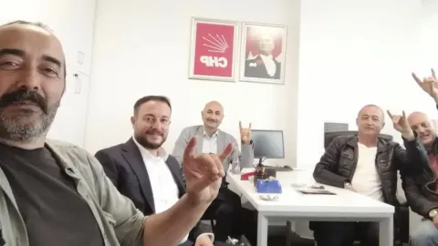 CHP Genel Merkezi'nde bozkurt işareti yapan kişilerin olduğu fotoğraf.