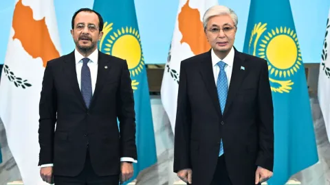 Güney Kıbrıs Cumhurbaşkanı Nikos Hristodulidis ve Kazakistan Cumhurbaşkanı Kasım Cömert Tokayev'in tokalaşma anı.