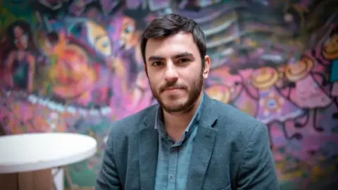 Gazeteci İsmail Arı duruşma salonunda alkışlarla karşılanıyor.