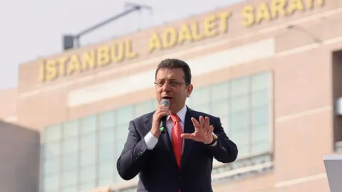Ekrem İmamoğlu'nun yargılandığı dava duruşması için cezaevinden çıkışı sırasında çekilmiş bir fotoğraf.