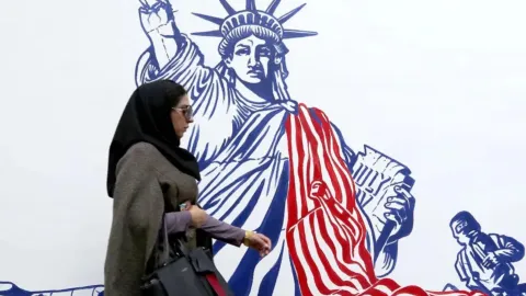 ABD Başkanı Donald Trump ve İran lideri Ali Hamaney'in temsil edildiği siyasi bir görsel.