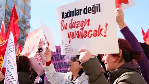 Anayasa Mahkemesi'nin nafaka kararı sonrası kadınların tepkisini gösteren bir görsel.