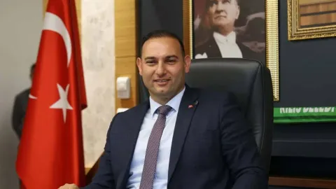 Kilis Belediye binası önünde çekilmiş bir fotoğraf.