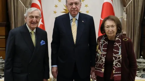 Koç Holding'in Türkiye siyaseti üzerindeki etkileri ve tarihsel ilişkileri üzerine analiz.
