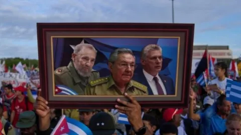 Küba bayrağı ve ABD yaptırımlarını simgeleyen görseller.
