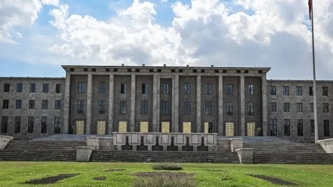 TBMM binası önünde adalet sarayı görünüyor.