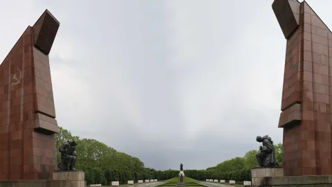 Berlin'deki Treptower Parkı'nda bulunan Sovyet Savaş Anıtı'nın genel görünümü.