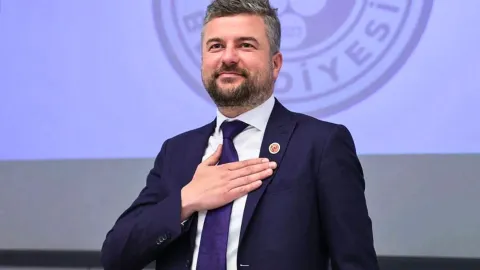 Buca Belediyesi önünde adliye sevkleri sırasında çekilmiş görüntü.