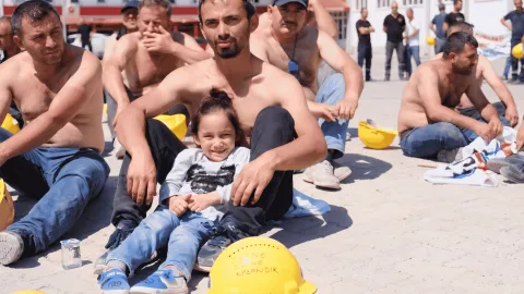 Doruk Madencilik işçileri, haklarını kazanarak direnişlerini zaferle sonuçlandırdıktan sonra mutluluklarını paylaşıyor.