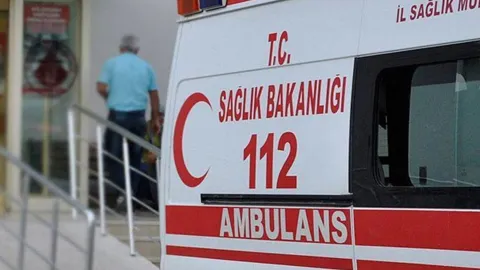Kütahya'da bir fabrikada iş kazası sonucu hayatını kaybeden işçinin cansız bedeni ambulansa taşınıyor.