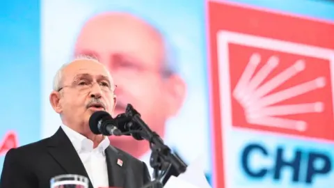Kemal Kılıçdaroğlu konuşma yaparken