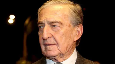 DEM Parti'den Rahmi Koç'a ırkçı ve cinsiyetçi fıkra nedeniyle suç duyurusu haberi.
