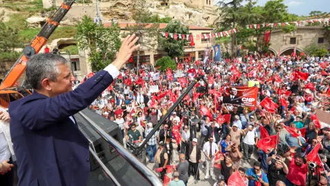 CHP Genel Başkanı Özgür Özel konuşma yaparken