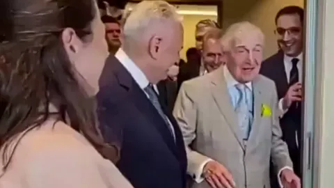 Rahmi Koç'un hastane açılışında yaptığı konuşma sırasında çekilmiş bir fotoğrafı.