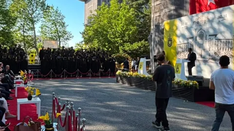 İstanbul Erkek Lisesi mezuniyet töreninde öğrencilerin okul müdürüne sırtını dönerek protesto ettiği an.