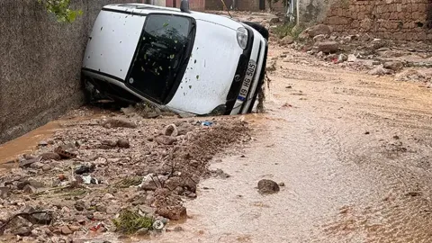 Niğde'de sel sularının araçları sürüklediği anı gösteren bir fotoğraf.