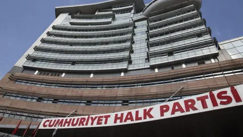 CHP logosu ve parti binası görseli
