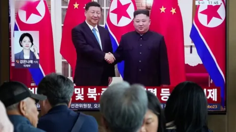 Çin Devlet Başkanı Şi Cinping ve Kuzey Kore lideri Kim Jong-un'un görüşmesi.