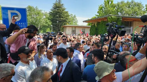 CHP grup toplantısı öncesi Meclis'te gerginlik yaşanıyor.