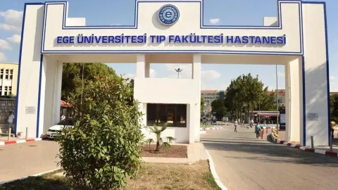 Ege Üniversitesi'nde usulsüzlük operasyonu kapsamında gözaltına alınan şüpheliler.