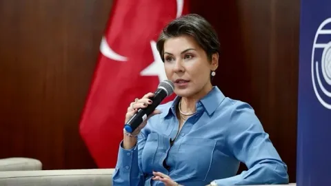 İBB davasında savunma yapan Medya AŞ yöneticisi Fatoş Pınar Türker'in mahkemede savunma yaparken çekilmiş bir fotoğrafı.