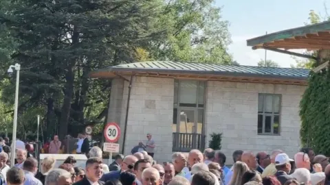 TBMM'de CHP grup toplantısı öncesi toplanan kalabalık ve güvenlik önlemleri.