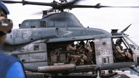 Hürmüz'de düşen helikopteri bahane eden ABD İran'a saldırdı:
