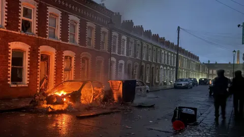Belfast’ta göçmen karşıtı şiddet: Maskeli gruplar evleri ate