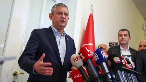CHP Genel Başkanı Özgür Özel konuşma yaparken