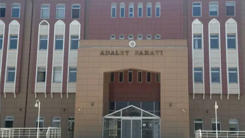 Adalet terazisi ve kelepçe görseli.
