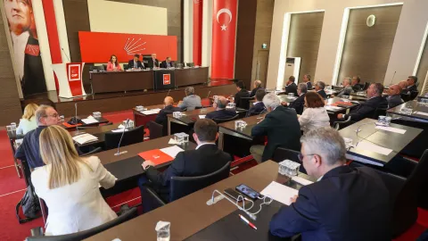 CHP Genel Merkezi binası önünde parti bayrakları