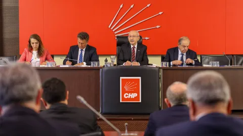 CHP Parti Meclisi toplantısı ve genel başkanlık tartışmalarına dair temsili görsel.