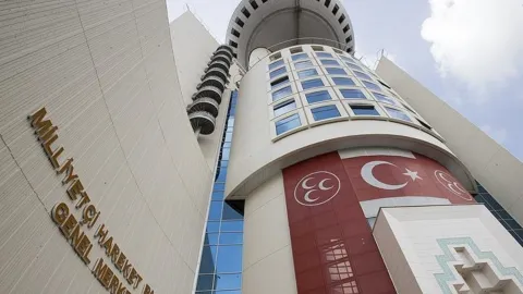 MHP Adana İl Teşkilatı binası önü