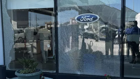 Antalya'da Ford Otokoç yetkili servisine düzenlenen silahlı saldırının ardından adliyeye sevk edilen zanlılar.