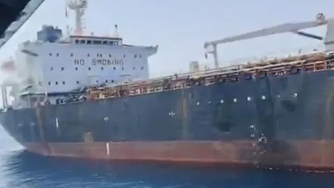 Umman açıklarında vurulan MT Settebello adlı tanker