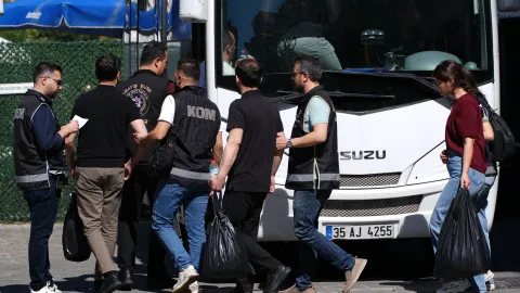Ege Üniversitesi'nde ihalelerde usulsüzlük soruşturması kapsamında adliyeye sevk edilenler arasında Tıp Fakültesi Dekanı ve Hastane eski başmüdürü de bulunuyor.