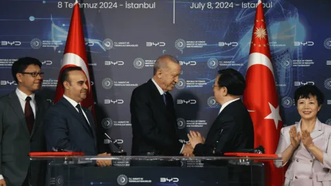 BYD yöneticileriyle Türkiye'de yapılan yatırım anlaşması töreninden bir kare.
