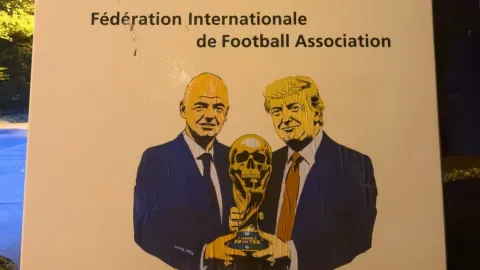 İtalyan sanatçı Laika'nın FIFA merkezine yerleştirdiği 'Ölüm Kupası' adlı eserden bir detay.
