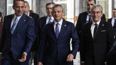 TBMM'de CHP Grup Başkanvekilliği görevden almalarını gösteren soyut görsel.