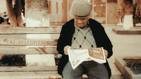 Emekli maaşları ve zam oranları ile ilgili haber başlıkları ekran görüntüsü.