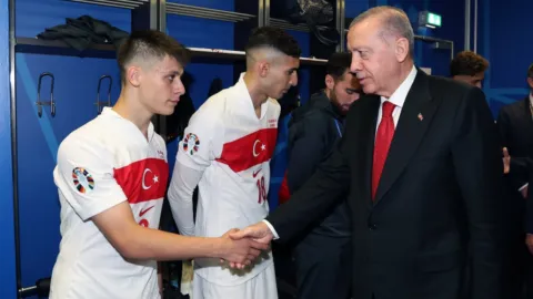 Milli Takım marşı ve klibiyle ilgili tartışmaların yer aldığı haber görseli.