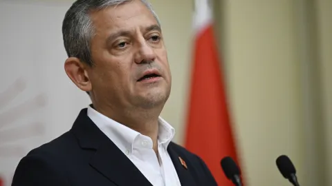Özgür Özel CHP Genel Başkanı olarak açıklama yaparken