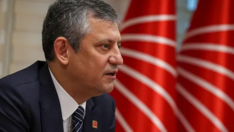 CHP Genel Başkanı Özgür Özel konuşma yaparken