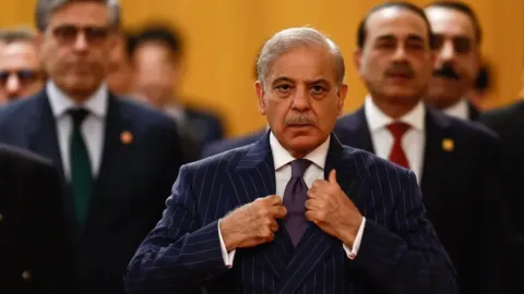 Pakistan Başbakanı Şahbaz Şerif konuşma yaparken