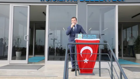 Silivri Belediyesi binası önünde polis ekiplerinin bulunduğu bir görüntü.