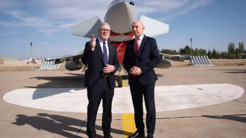 İngiltere Savunma Bakanı John Healey ve Başbakan Keir Starmer'ın görselleri, İngiltere'de savunma bütçesi krizi ve gençlerin umutsuzluğunu simgeliyor.