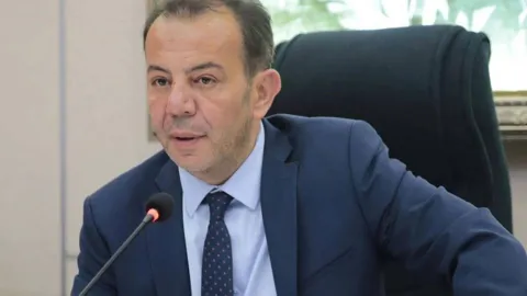 Bolu Belediye Başkanı Tanju Özcan'ın CHP'den istifasıyla ilgili haber görseli.