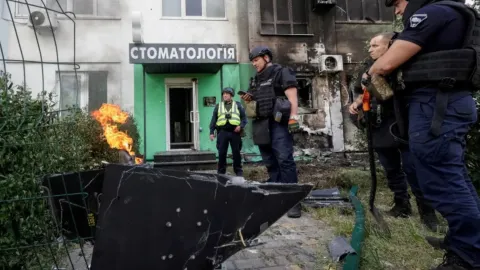 Ukrayna ve Rusya bayrakları, savaş alanını temsil eden bir harita üzerinde.