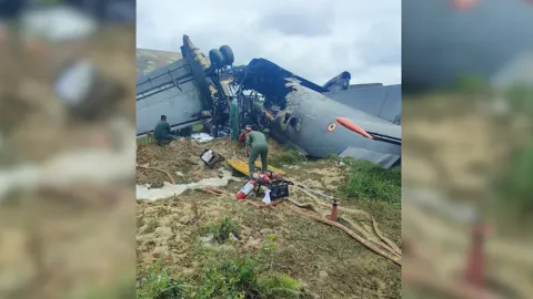 Hindistan'da düşen AN-32 tipi nakliye uçağı enkazı.