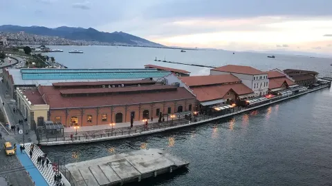 İzmir'in simgelerinden Konak Pier'in dış görünüşü